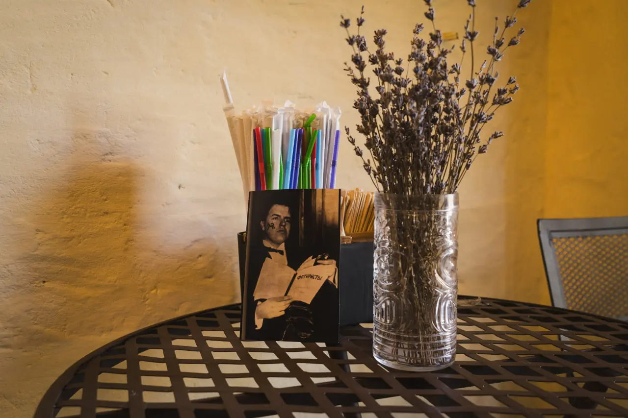 фото Давида Бурлюка у кав'ярні