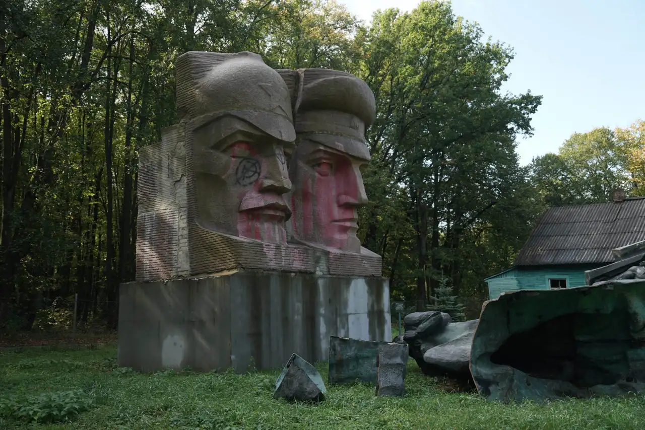 пам'ятник чекістам у музеї на Сумщині