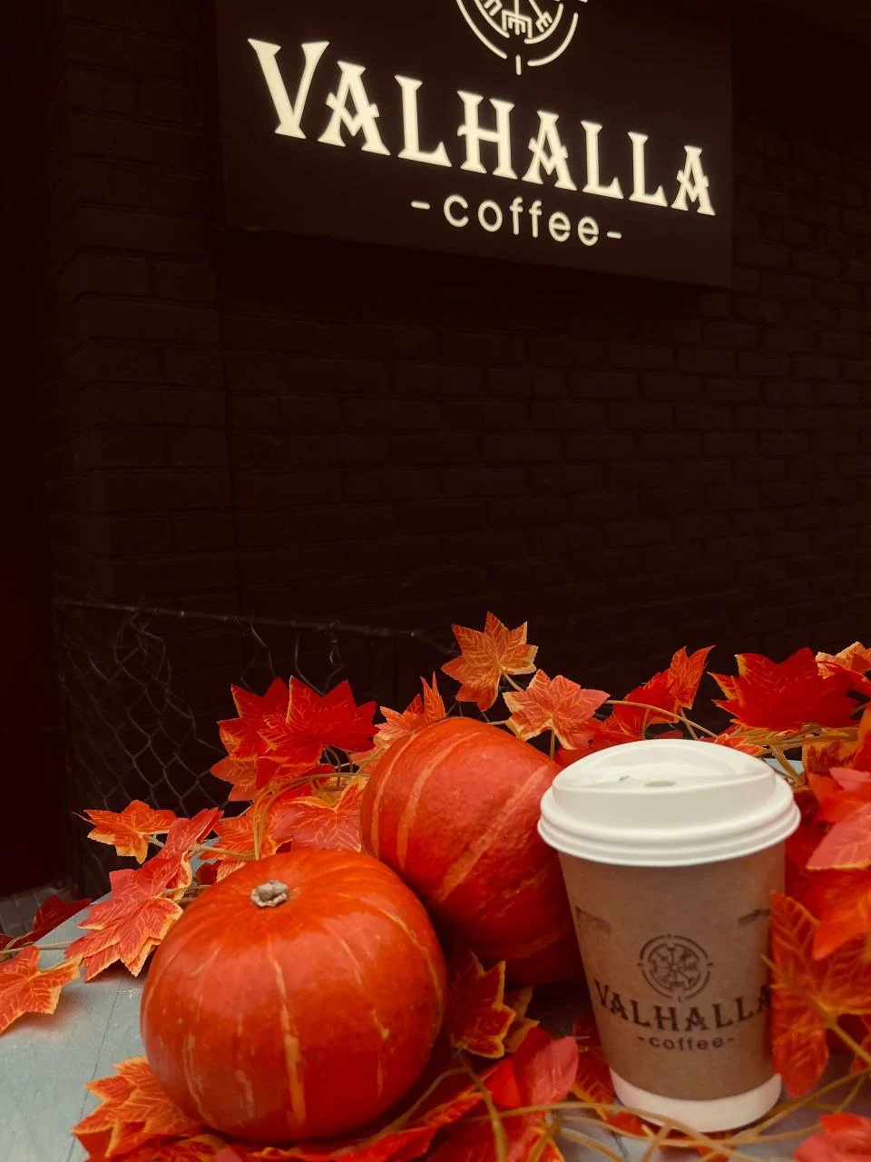 dekor u valhalli Восени кав'ярню прикрашають гарбузами, ліхтариками й листям.