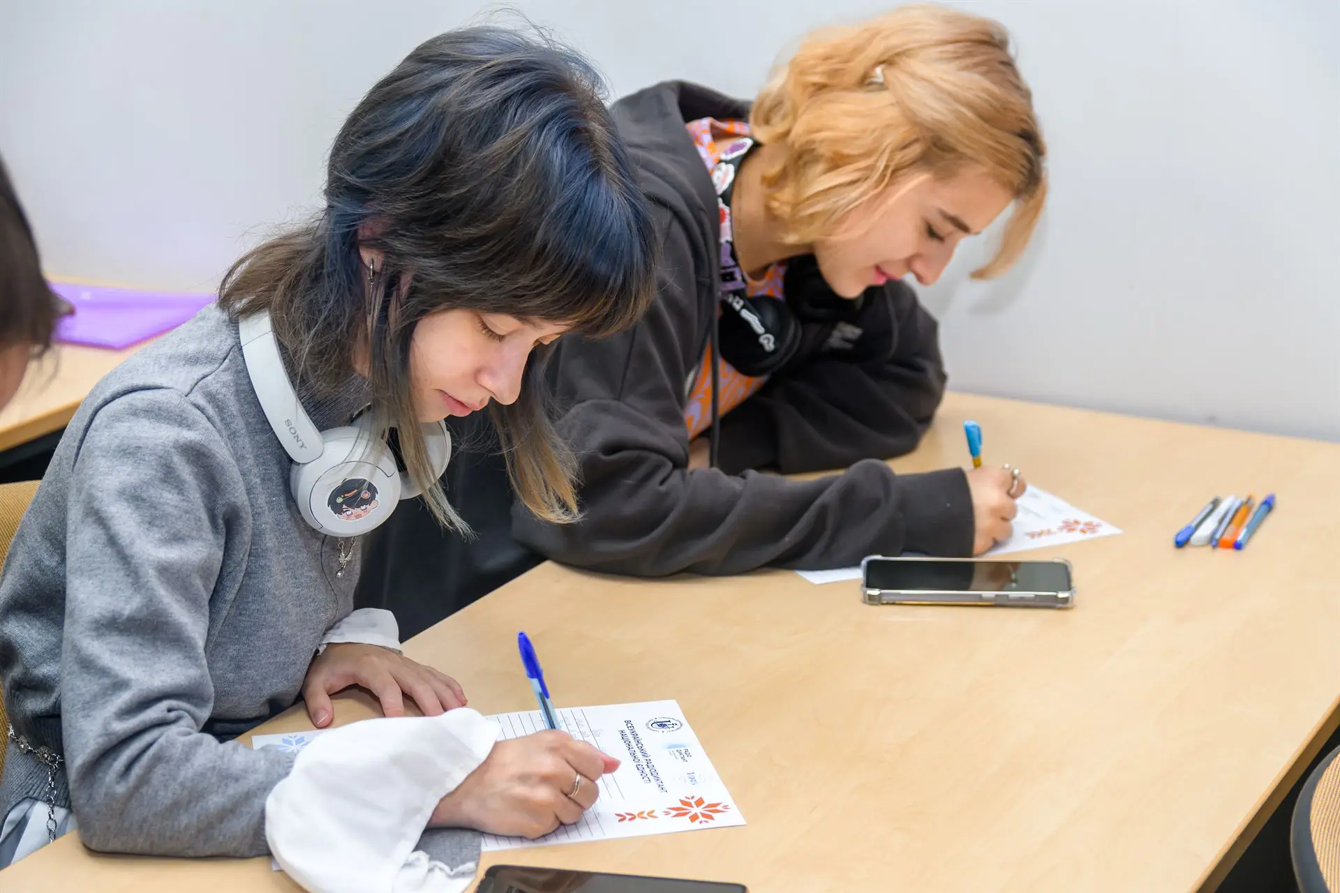 divchata v sumdu pyshutʹ radiodyktant divchata v sumdu pyshutʹ radiodyktant