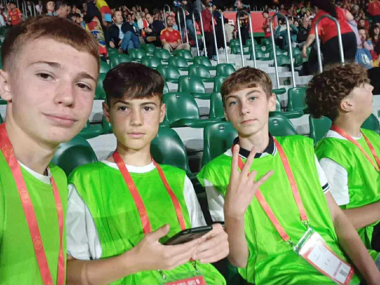 futbolisty trostanets ispania футболісти з Тростянця після того, як тримали прапор на банері на відборі на Чемпіонат світу