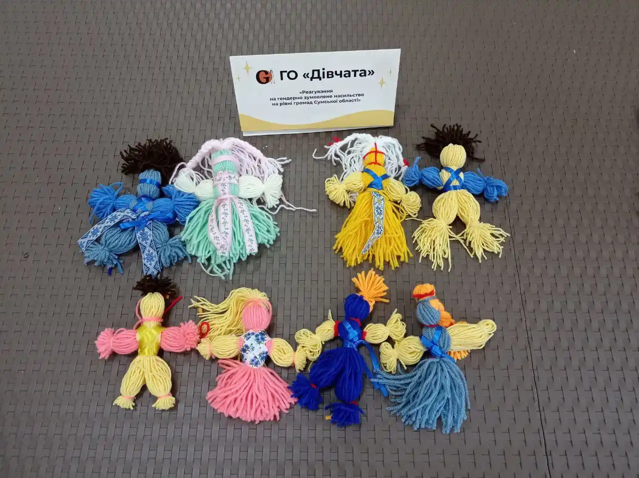 Психологічний майстерклас від ГО «Дівчата» в Сумах, де створюють ляльки-обереги