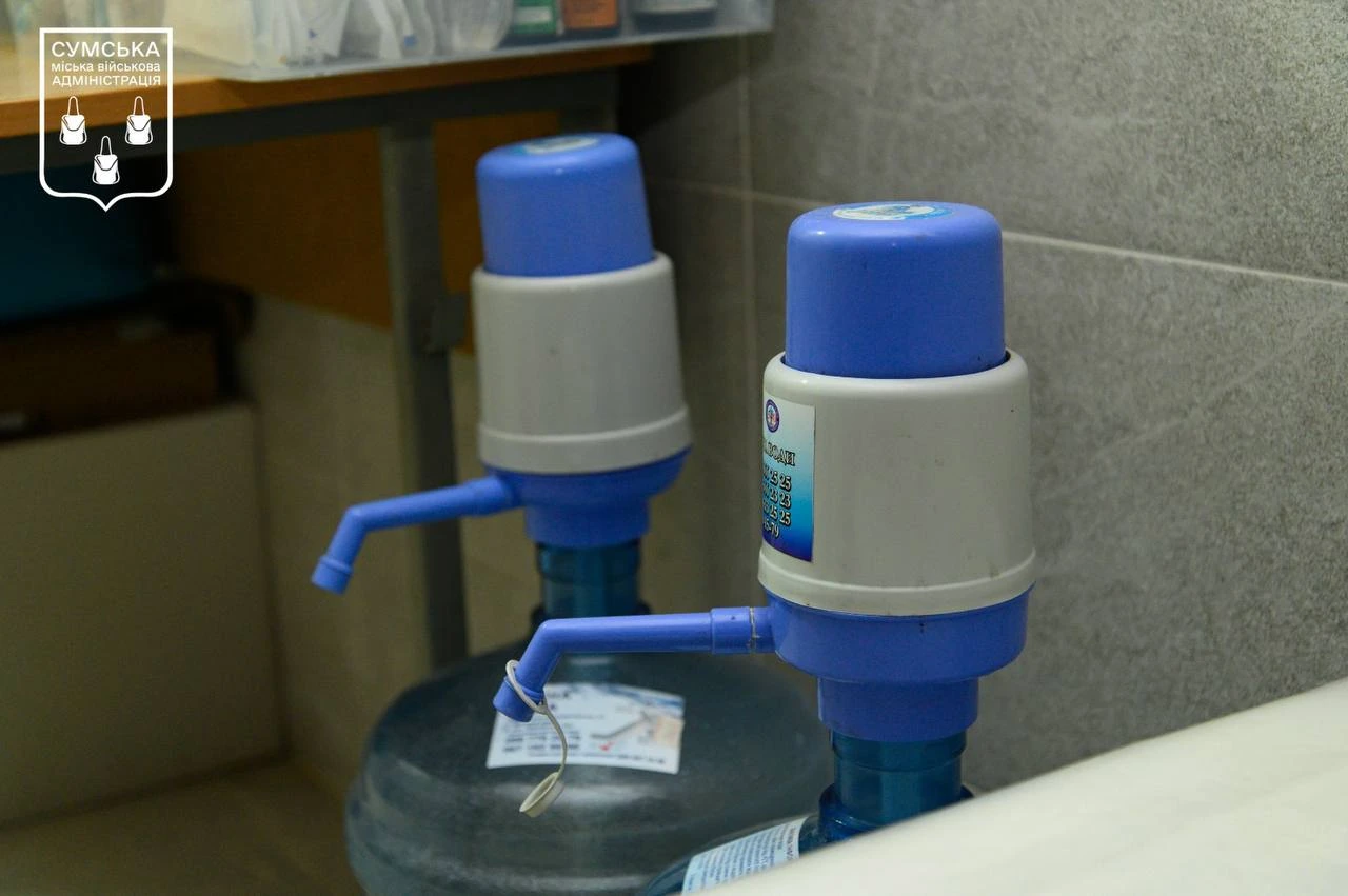 kulery z vodoyu v punkti nezlamnosti Кулери з водою в Пункті Незламності в Сумах