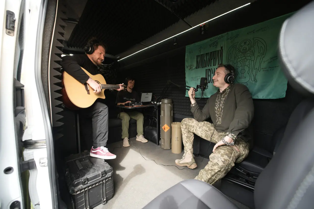 kult desant Культурний десант пише пісню у прифронтовій мобільній студії звукозапису