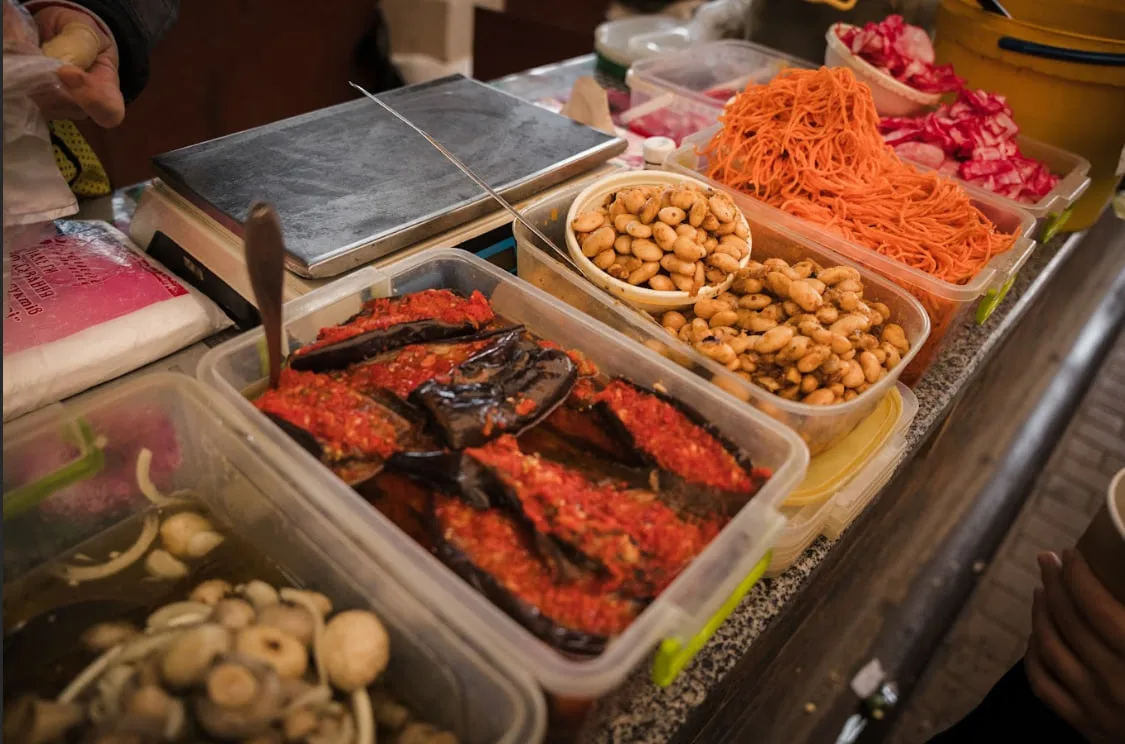 Світлана Володимирівна продає квашенину на ринку.