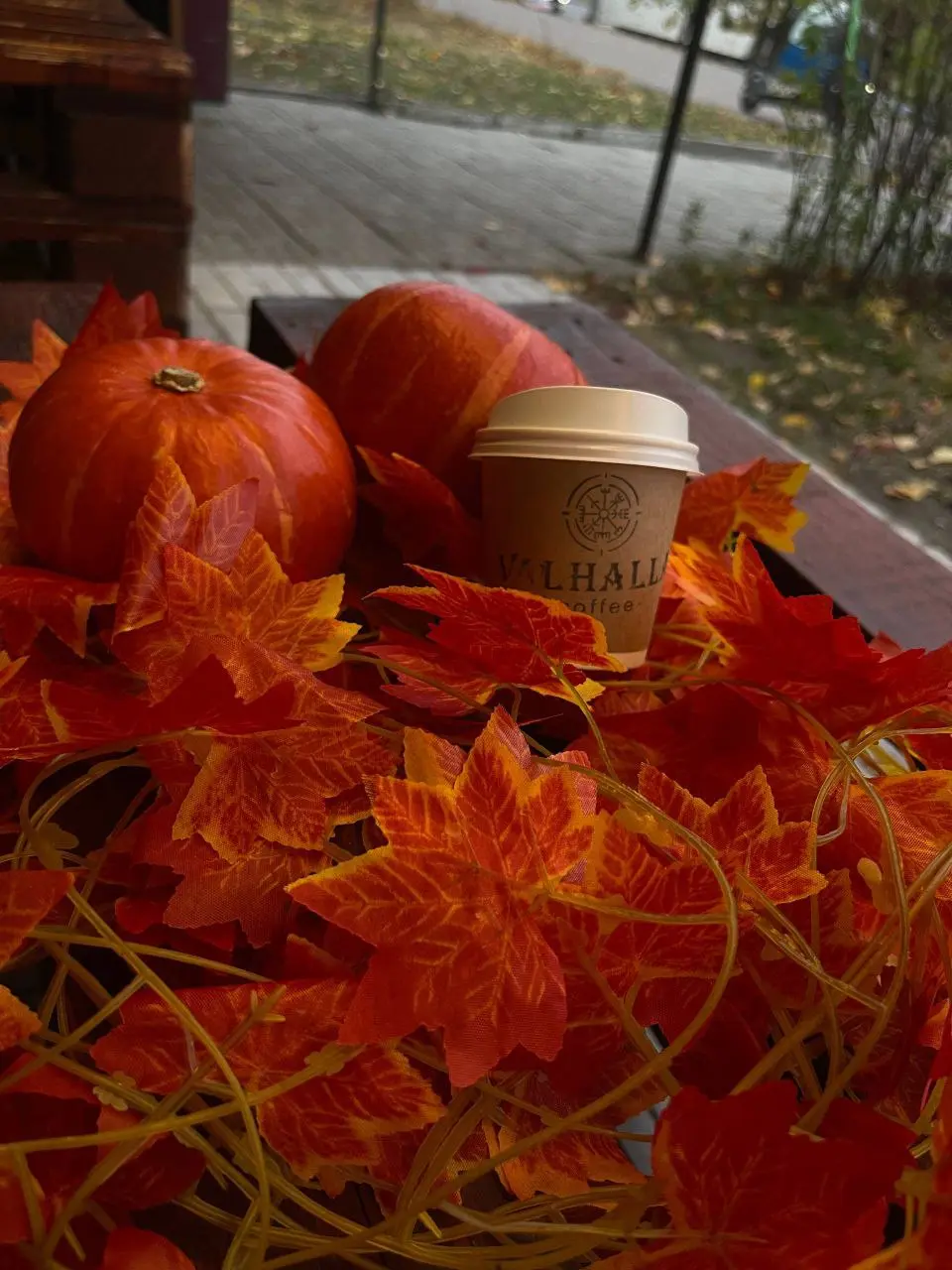 latte u valhalli Лате у кав'ярні Valhalla.