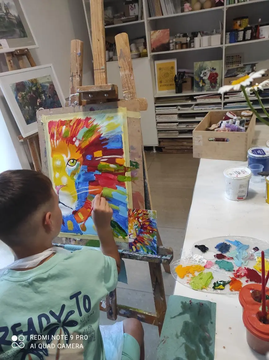 Учень творчої школи в Сумах малює картину