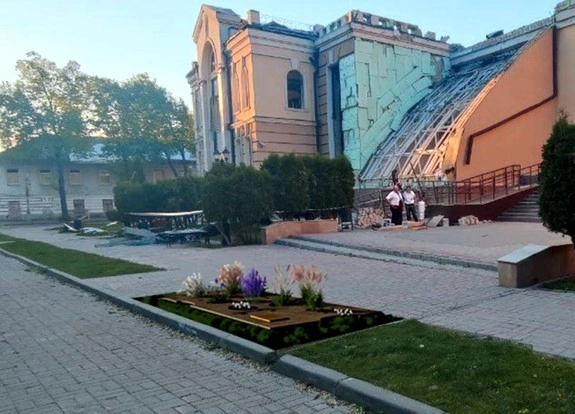 Меморіал із живими квітами в Сумах