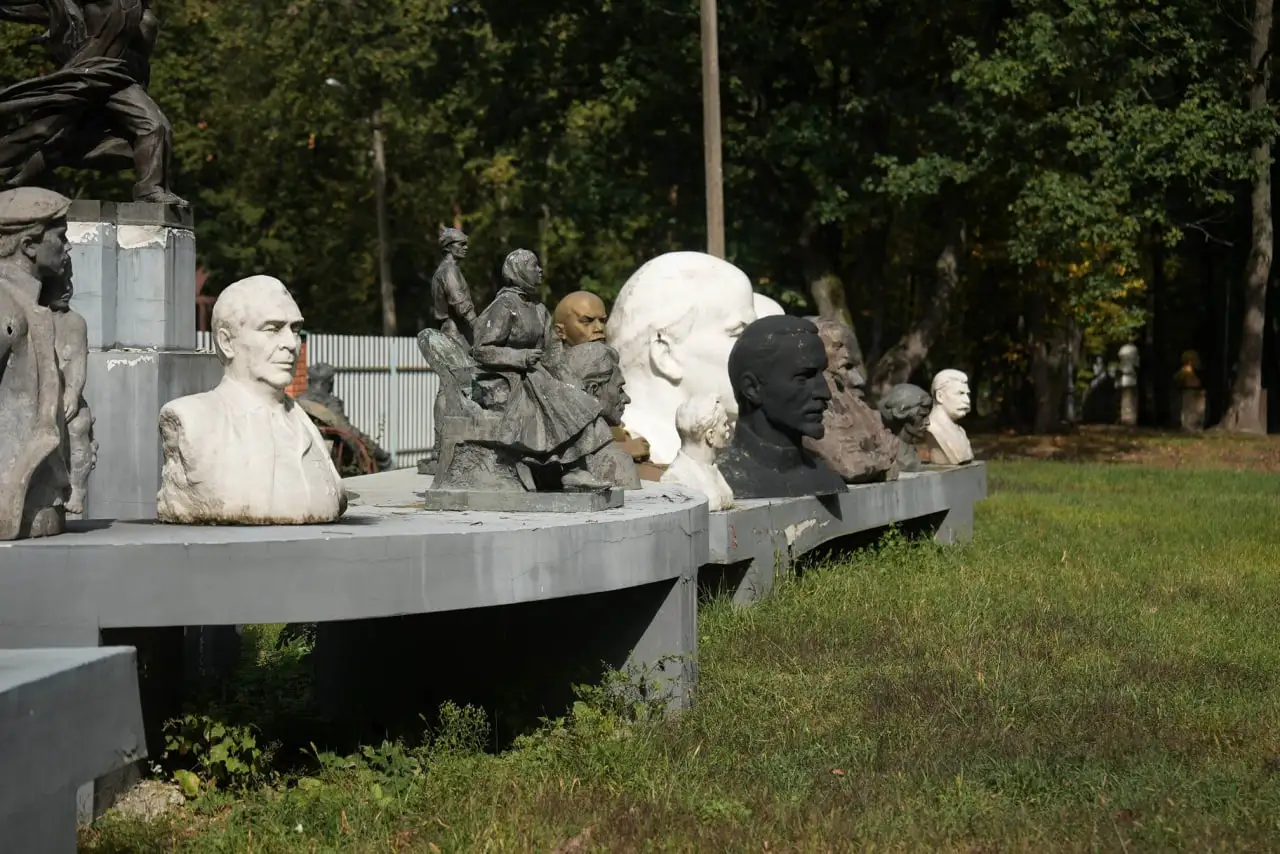 зібрані бюсти радянських діячів у музеї тоталіатризму на Сумщині