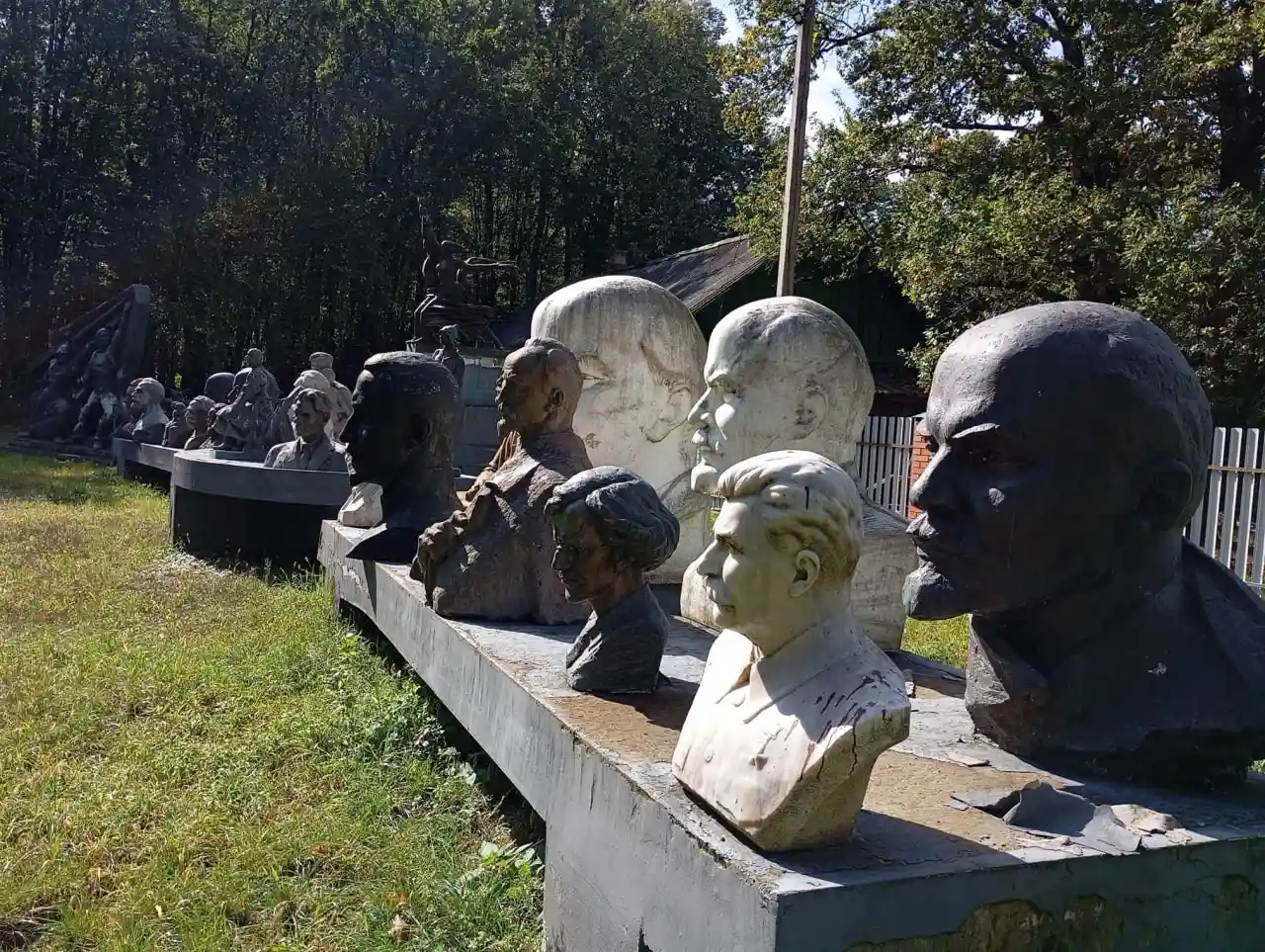 пам'ятники у музеї тоталітарного періоду