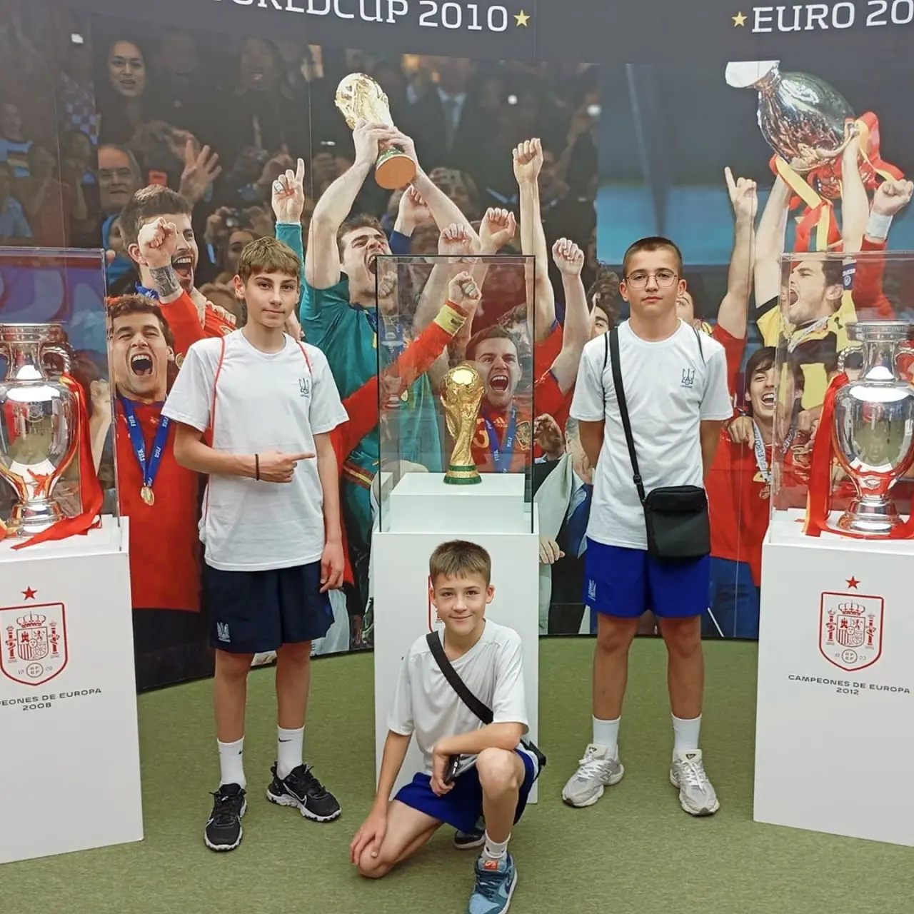 muzey zbirnoy вихованці академії в Тростянці в музеї збірної