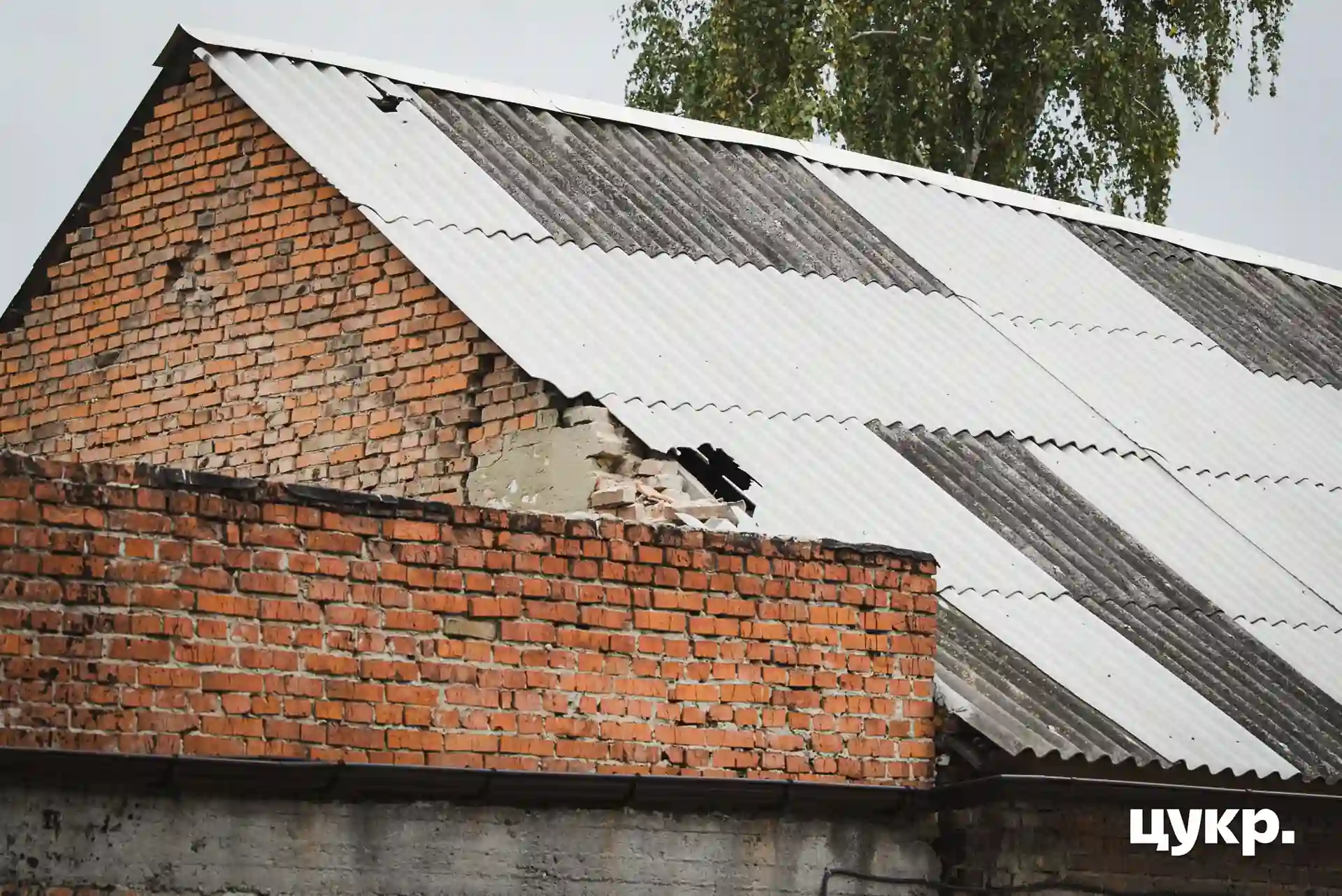 Наслідки обстрілу пологового будинку в Сумах