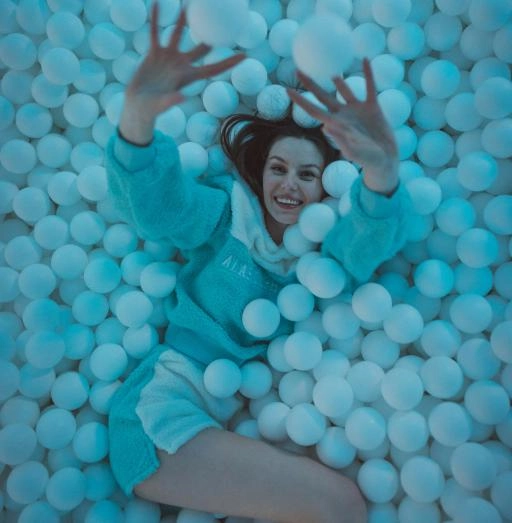 Відвідувачка басейну з кульками