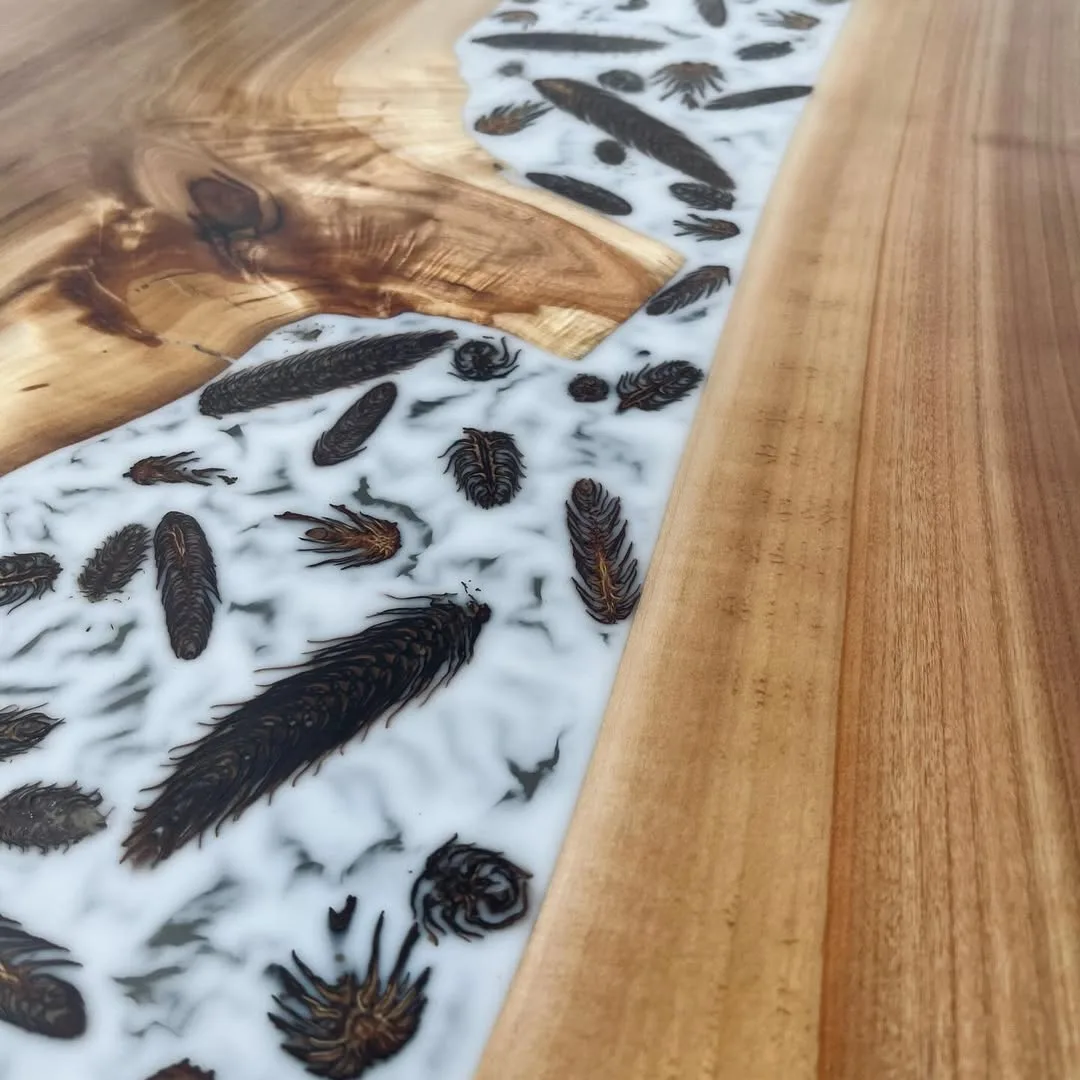 Сум'янин виготовляє дерев'яні столи з елементами епоксидної смоли