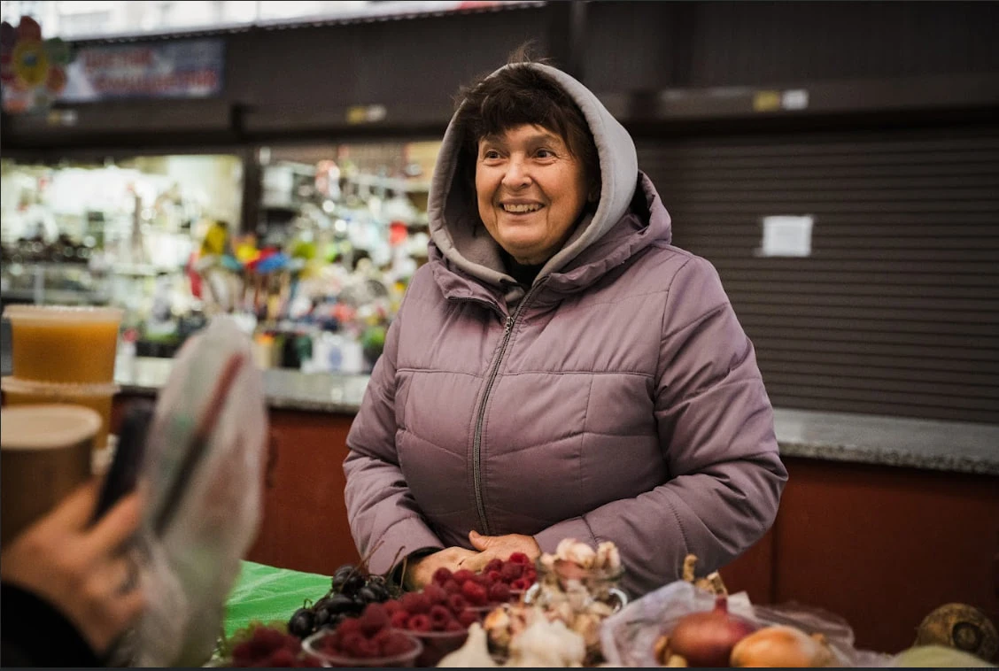 Продавчиня Ольга Олександрівна усміхнено розповідає про свої товари.