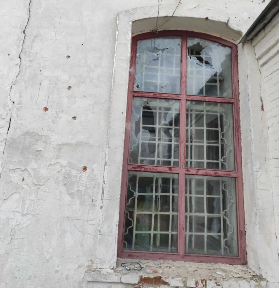 вікна пошкодженого храму на Сумщині