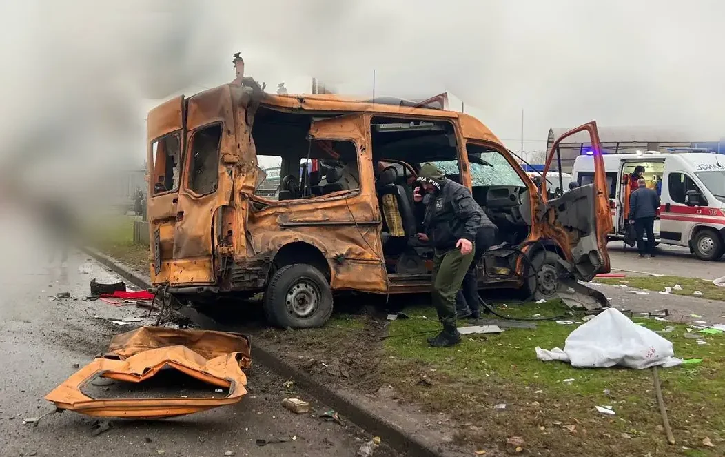 Пошкоджена маршрутка внаслідок обстрілу Сум