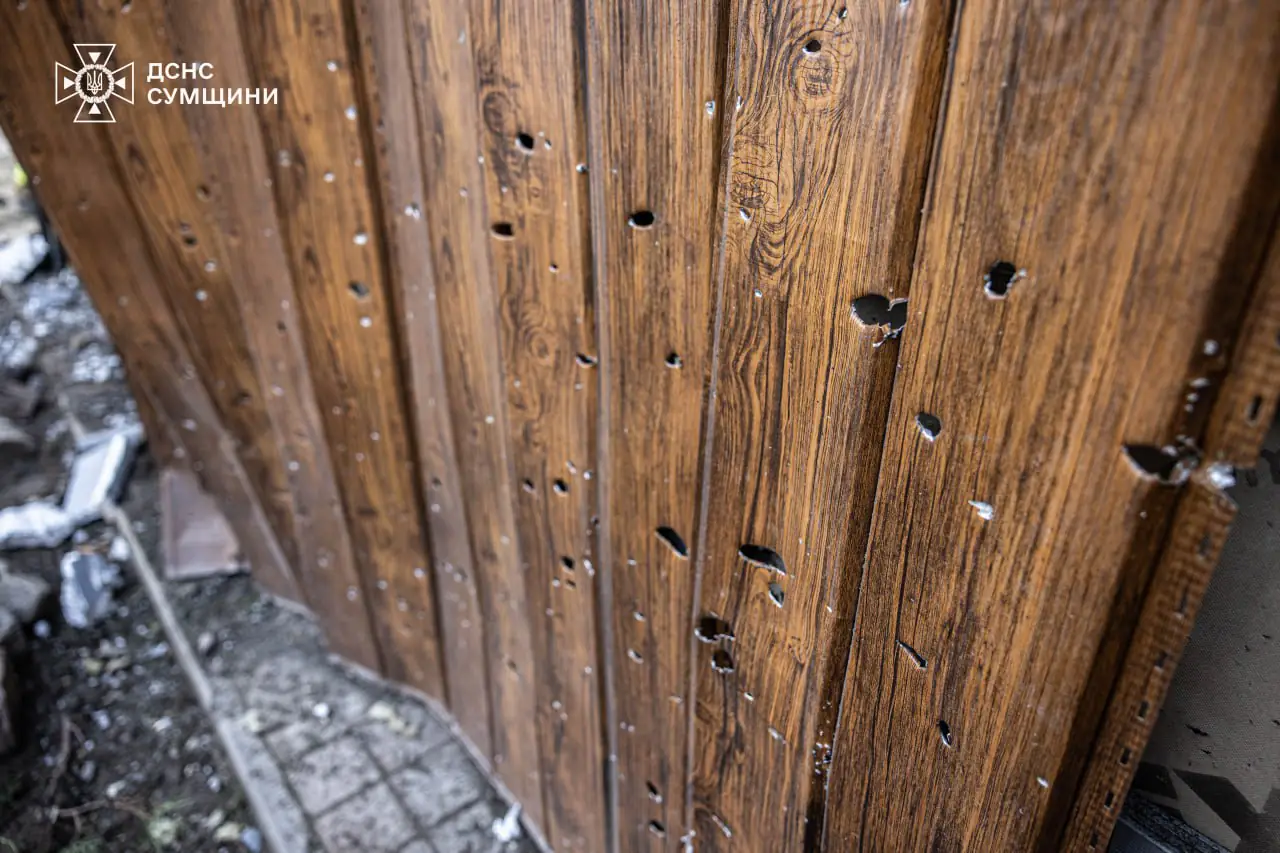 Пошкоджена стіна на базі відпочинку в Сумах