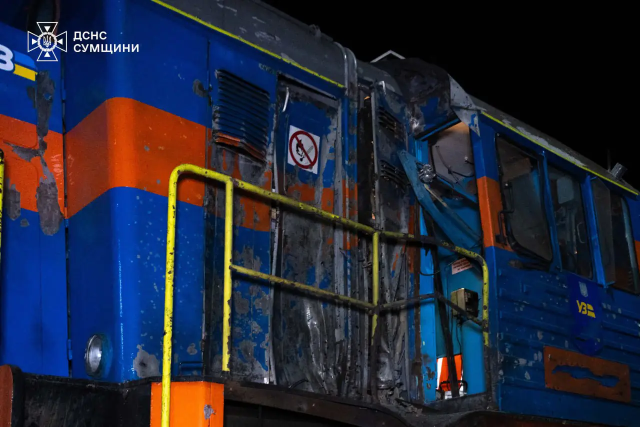 Пошкоджений потяг внаслідок обстрілу в Сумах