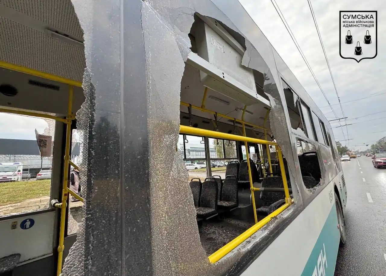 пошкоджений тролейбус після обстрілу в Сумах 