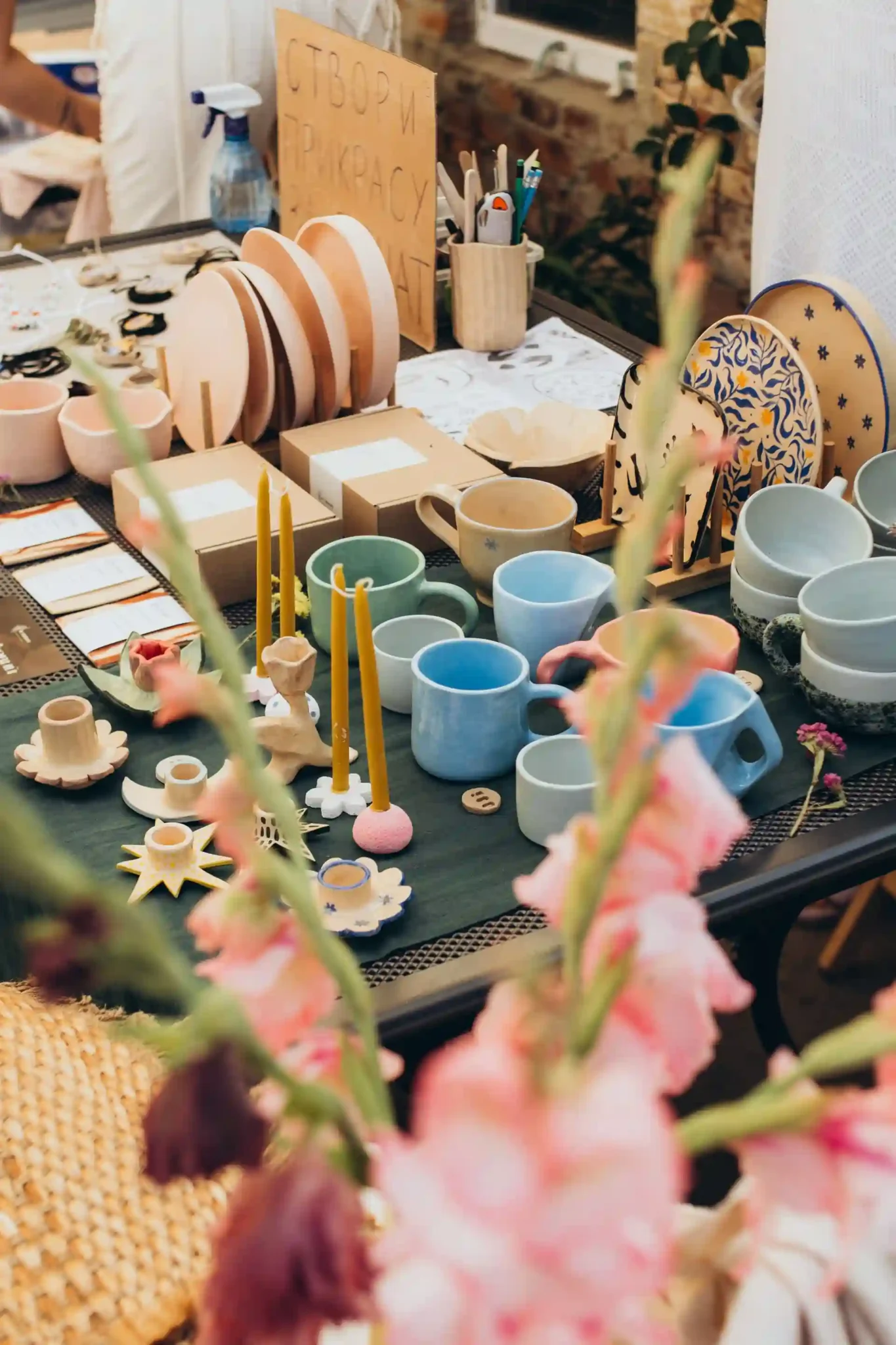 posud na barakholʹtsi u dvoryku na kuznechniy Посуд на барахолці у Дворику на Кузнечній