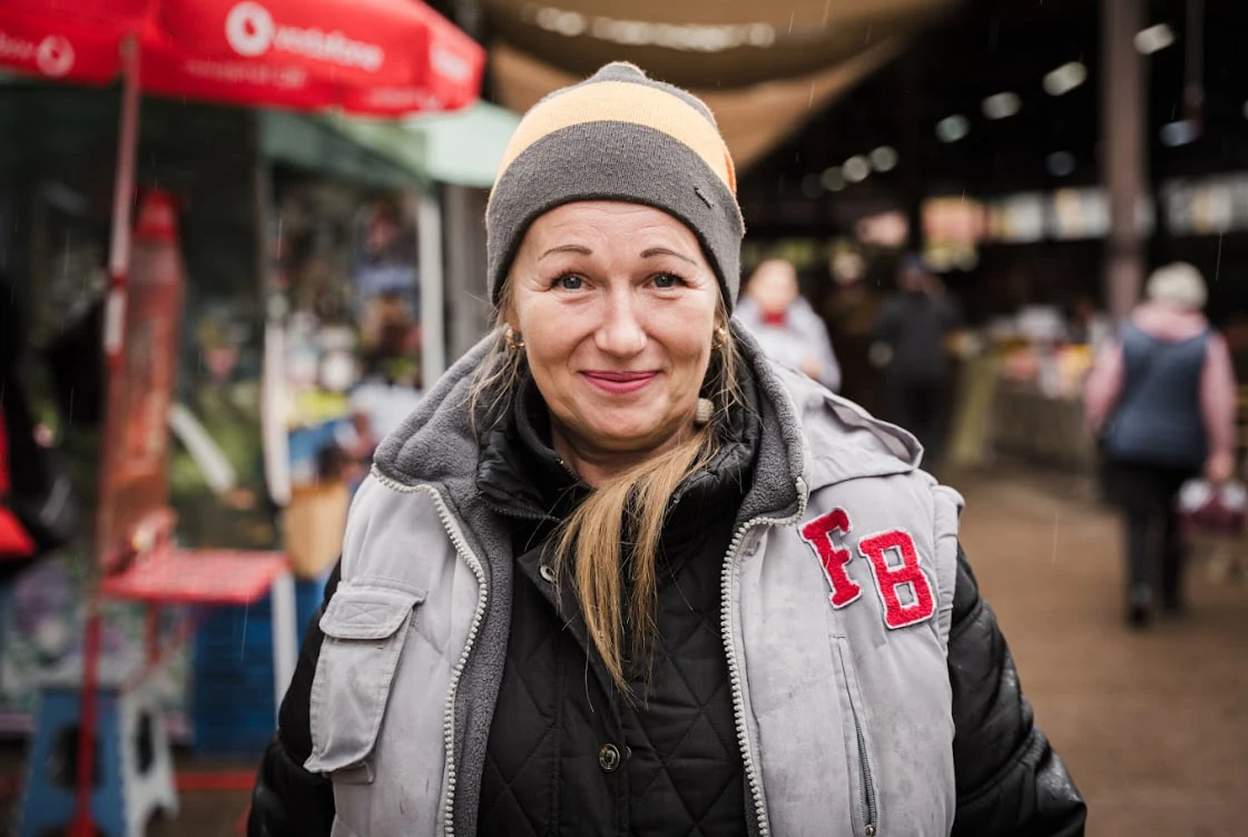 Продавчиня Тетяна з Лебедина всміхається й вітається з нами.