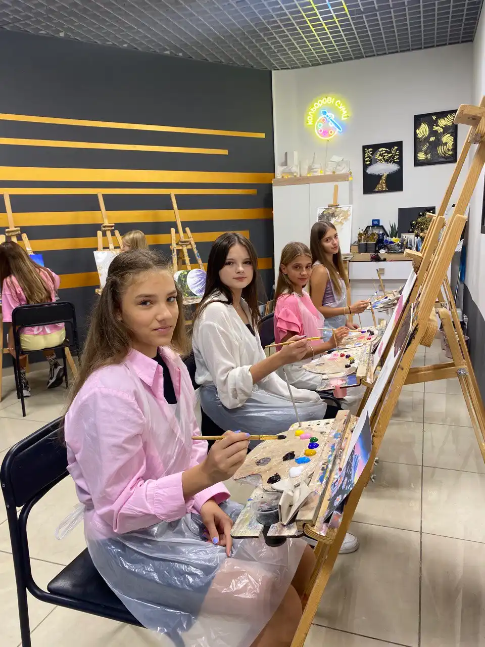 Учні творчої студії в Сумах створюють власні картини