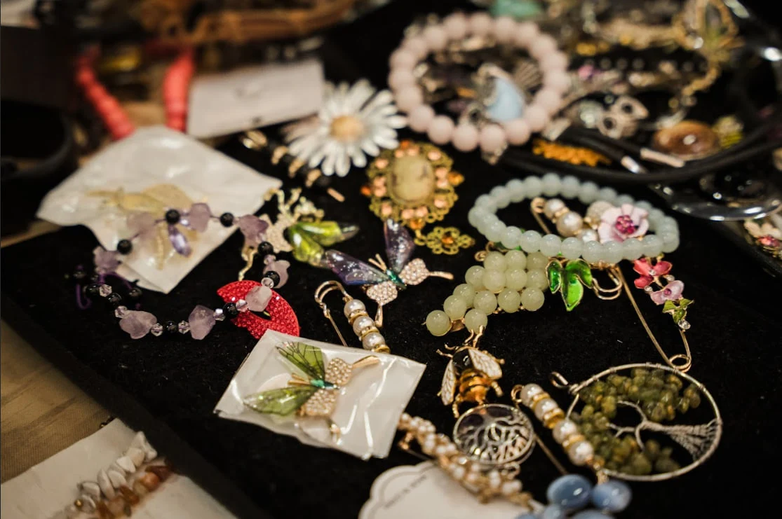 Олена продає прикраси у своїй крамничці.