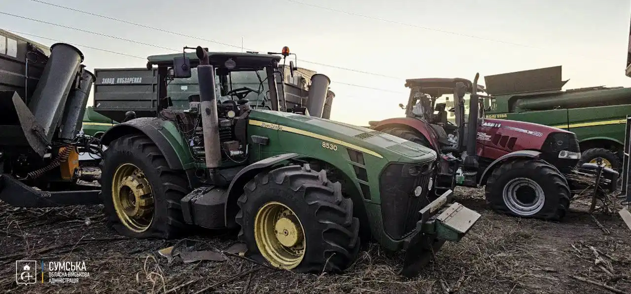 Наслідки ракетного удару по сільськогосподарській техніці на полі у Боромлянській громаді Місце ракетного удару по мирному полю у Боромлянській громаді. Ворог атакував сільськогосподарську техніку, поранено 11 чоловіків, які збирали врожай