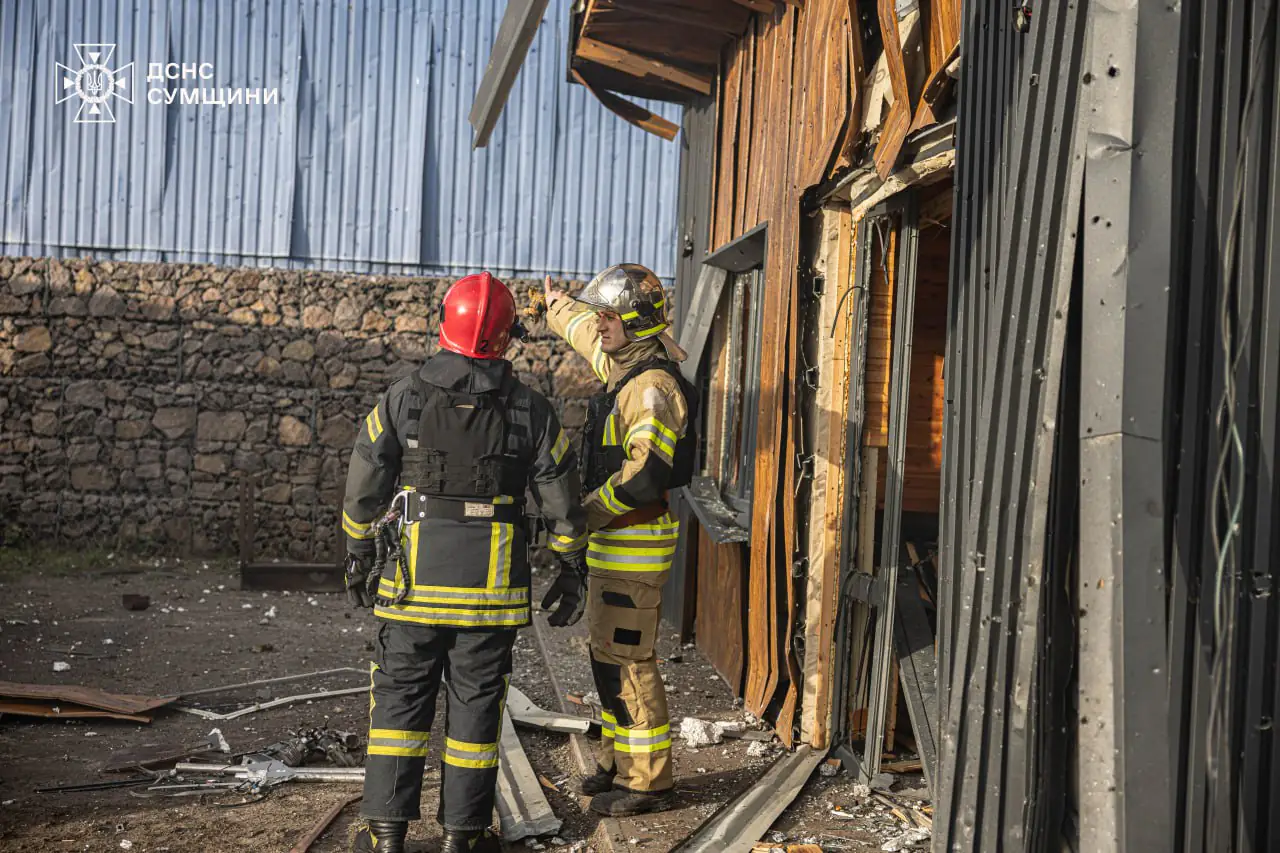 Рятувальники гасять пожежу в Сумах внаслідок атаки