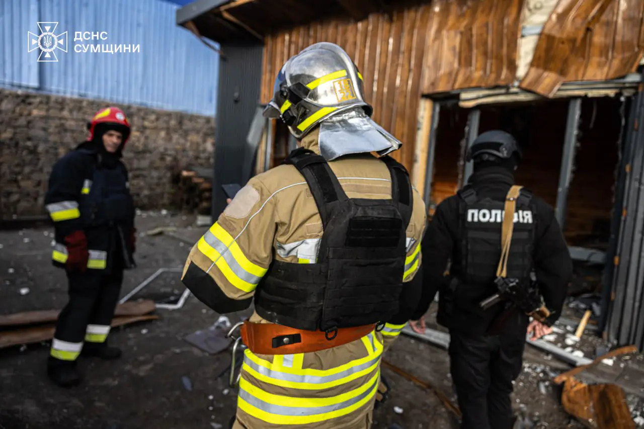 Рятувальники на місці атаки в Сумах