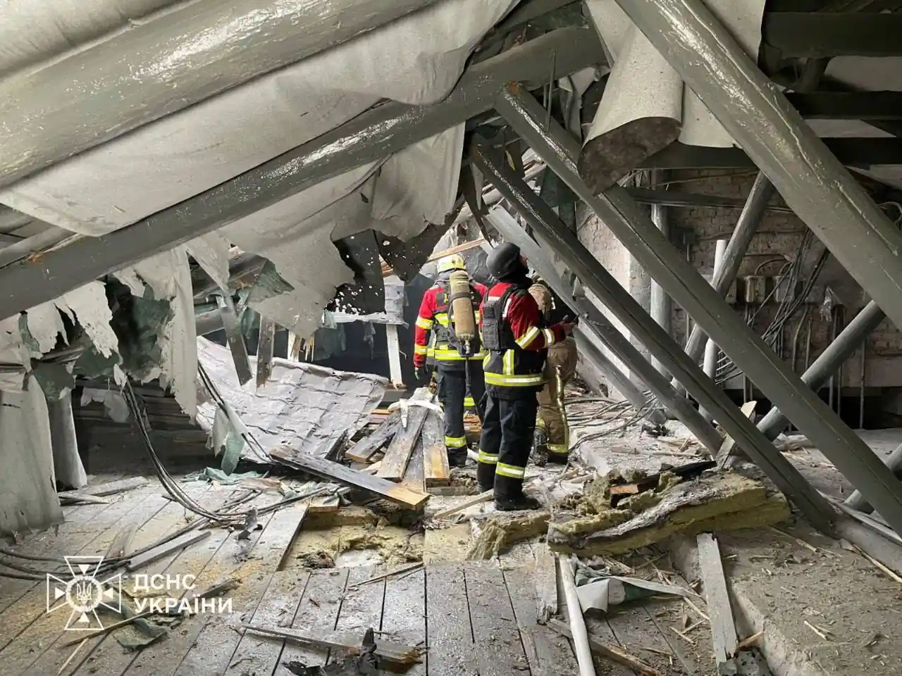 Рятувальники в пологовому будинку в Сумах після атаки