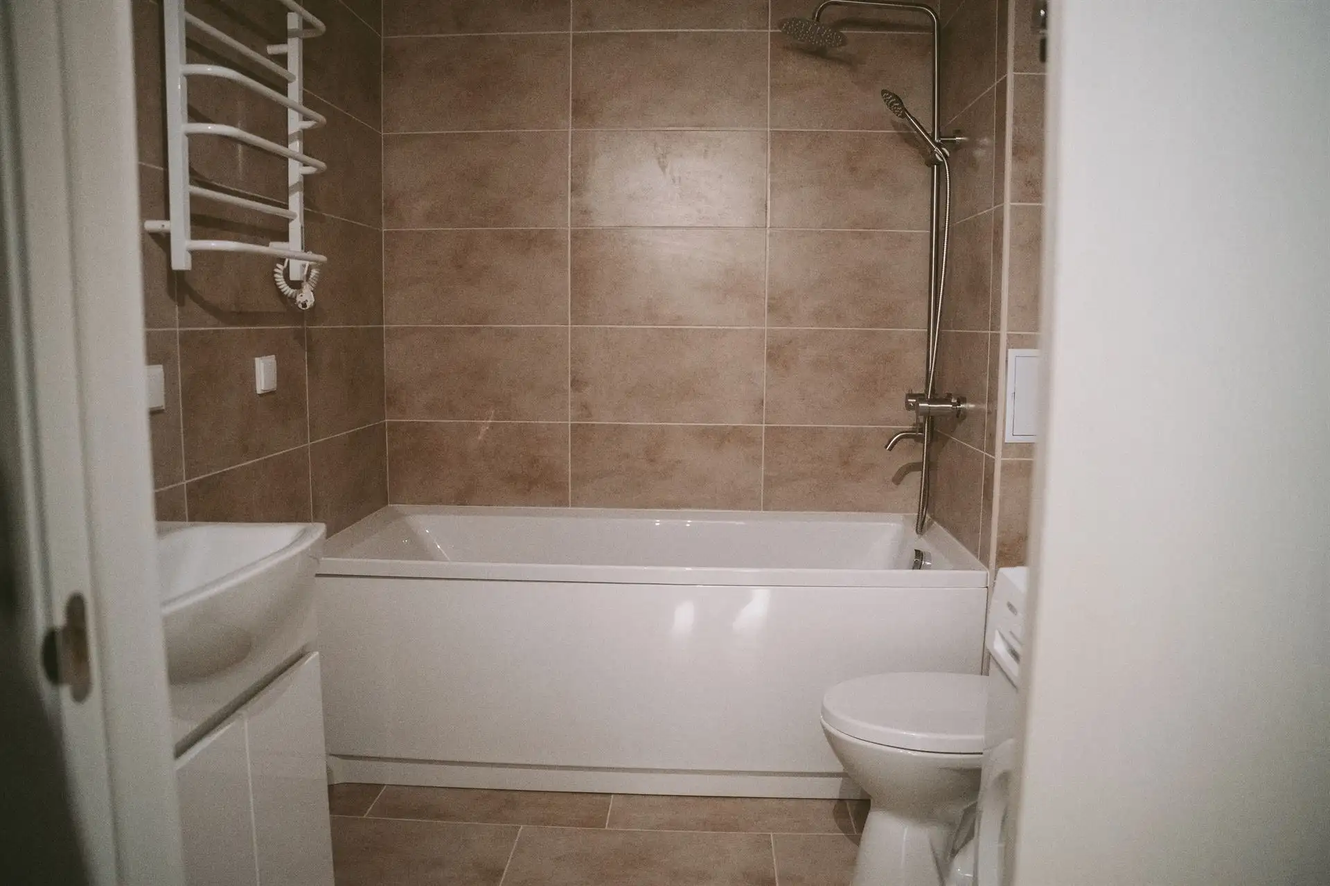 Санвузол у квартирі модульного містечка. Усі прилади в будинках електричні, встановлені бойлери