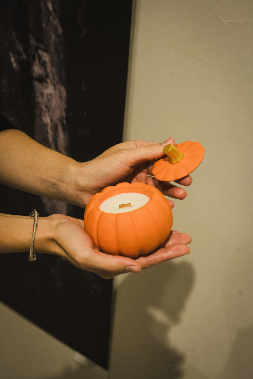 sumianka stvoriuie svichky Сумська підприємиця створила свічку у гіпсовій формі із запахом гарбуза