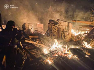 Наслідки ударів по одному з населених пунктів Сумського району вночі 13 вересня. Виникла пожежа в житловому секторі