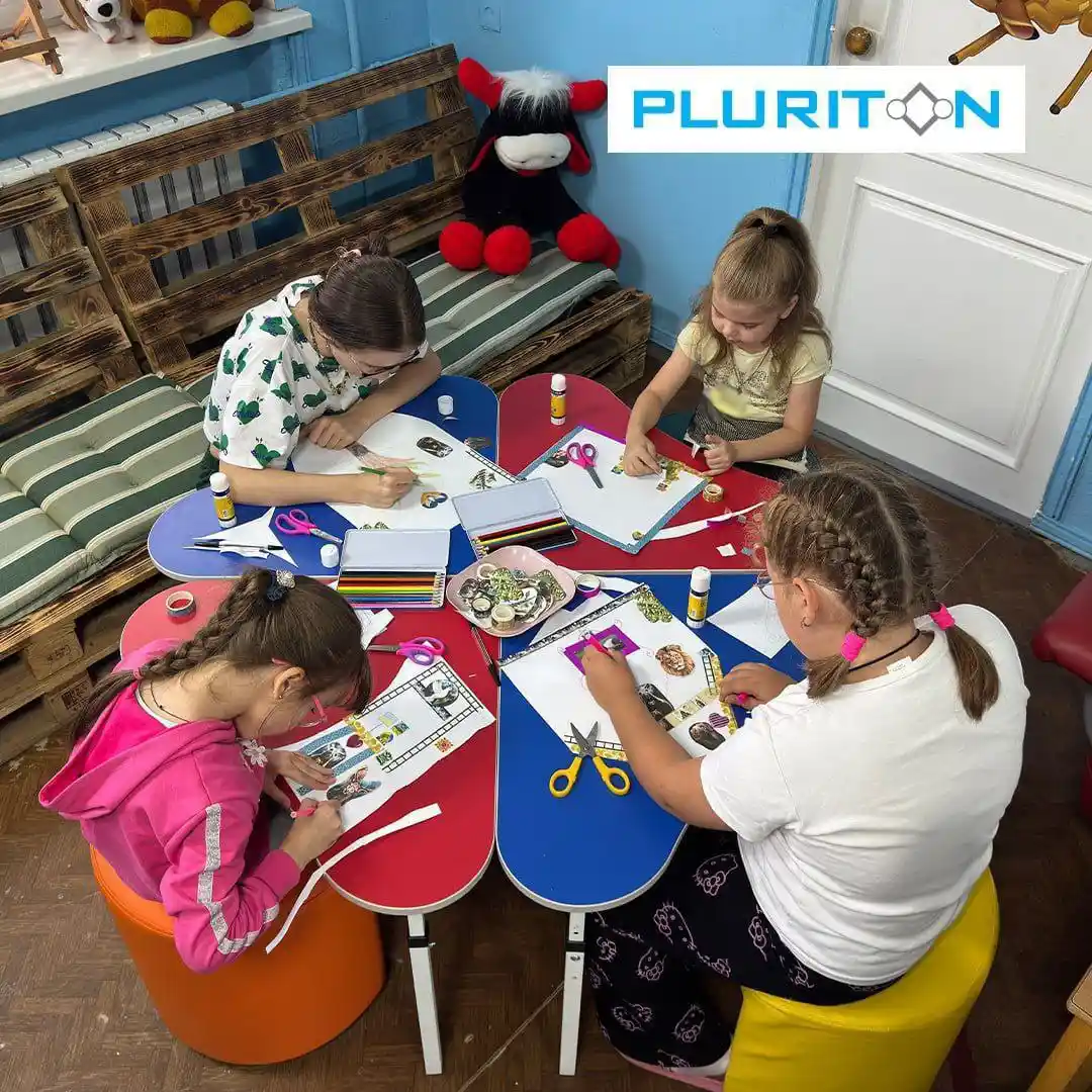 Діти створюють вироби з паперу на занятті в сумському просторі