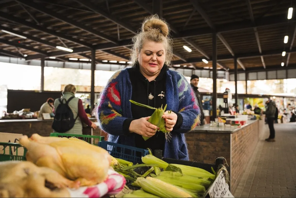 Світлана пакує кукурудзу, ретельно вибираючи качани.