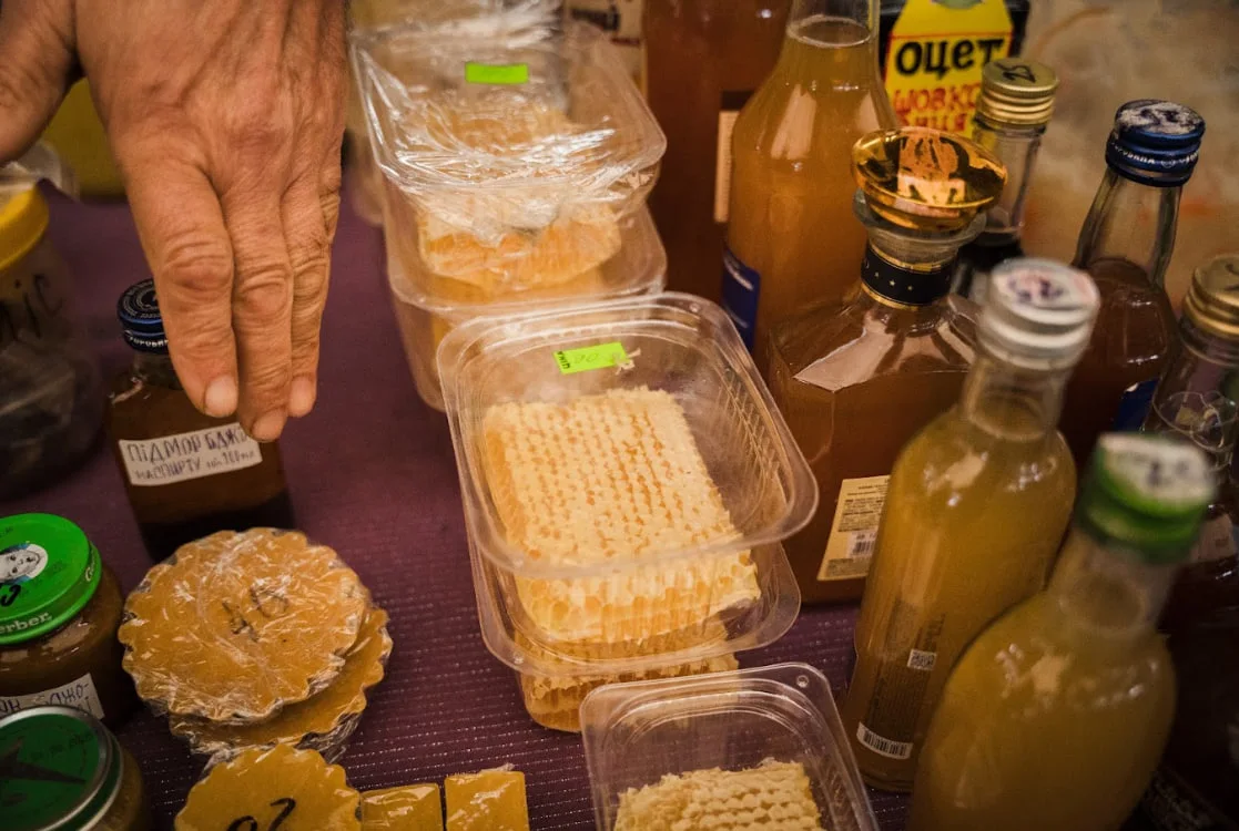 Оцет, стільниковий мед, підмор та шматочки воску, які продає Василь.