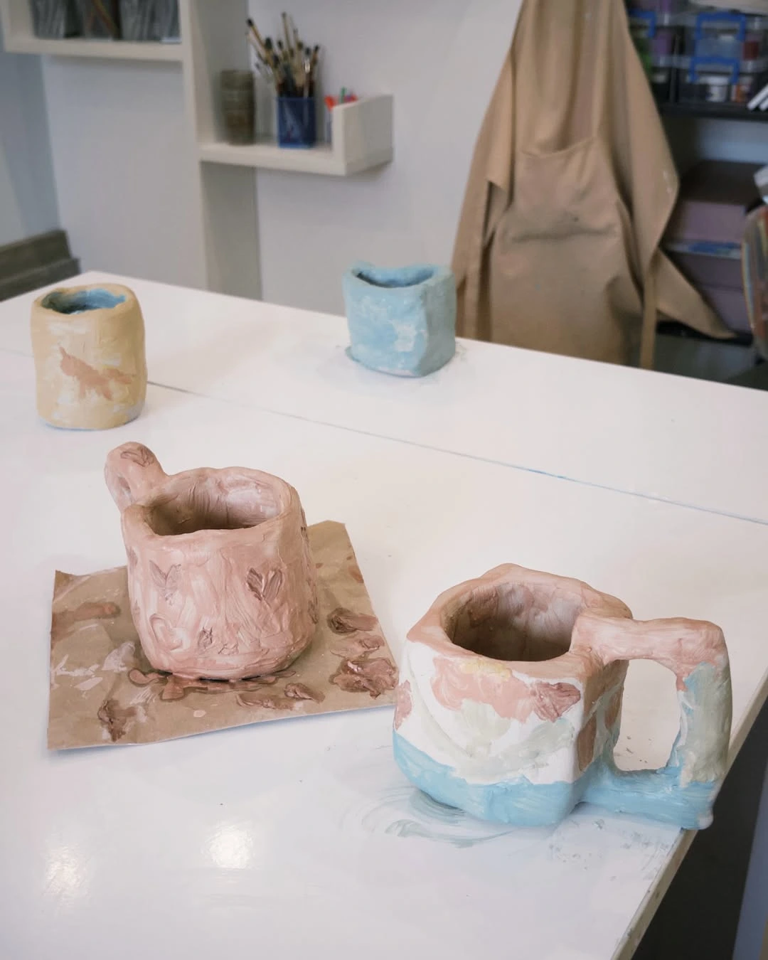 Діти в сумському творчому просторі створюють вироби із глини