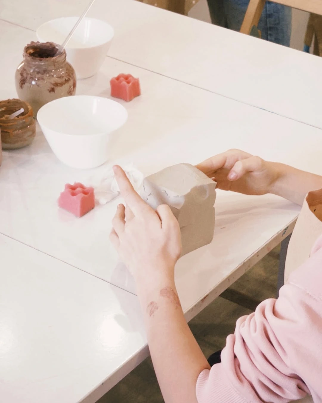 Дітей в Сумах навчають ліплення з глини