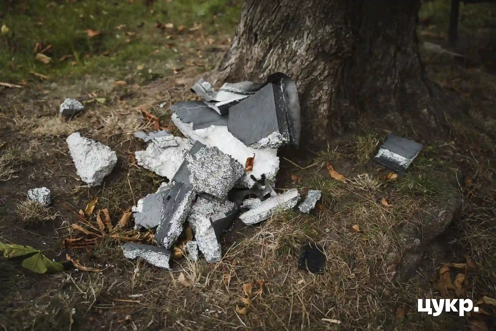 Уламки від дрона, який влучив у пологовий будинок у Сумах