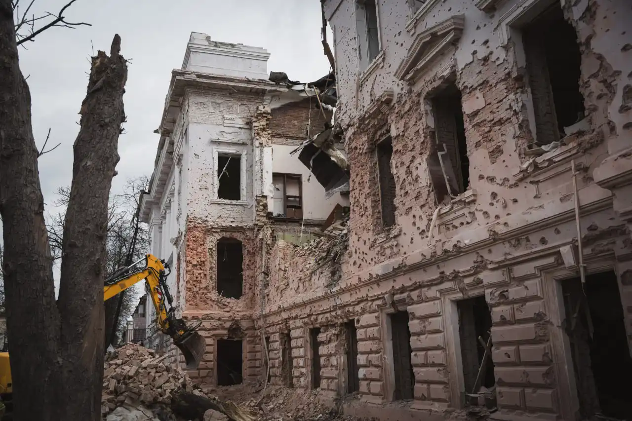 Зруйнована будівля університету в Сумах від удару 13 квітня