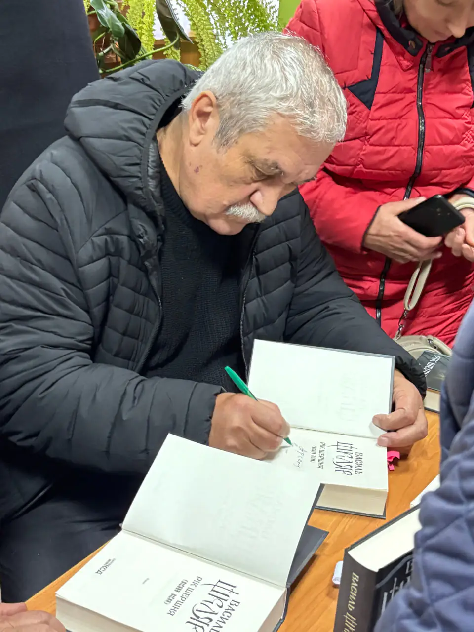 vasyl shklyar pidpys Василь Шкляр презентує свій роман у Ромнах