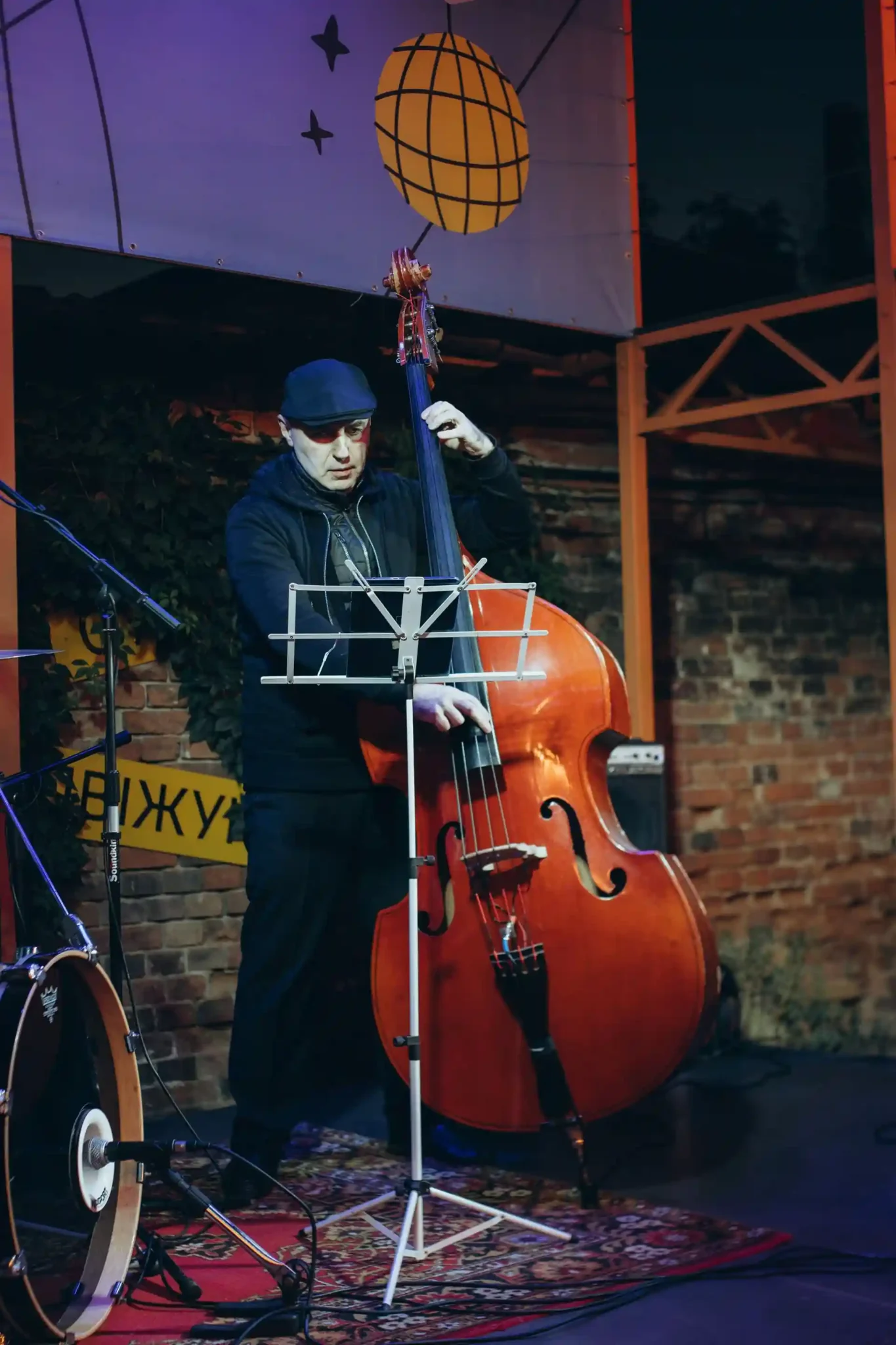 vechir dzhazu u dvoryku na kuznechniy Вечір джазу у Дворику на Кузнечній