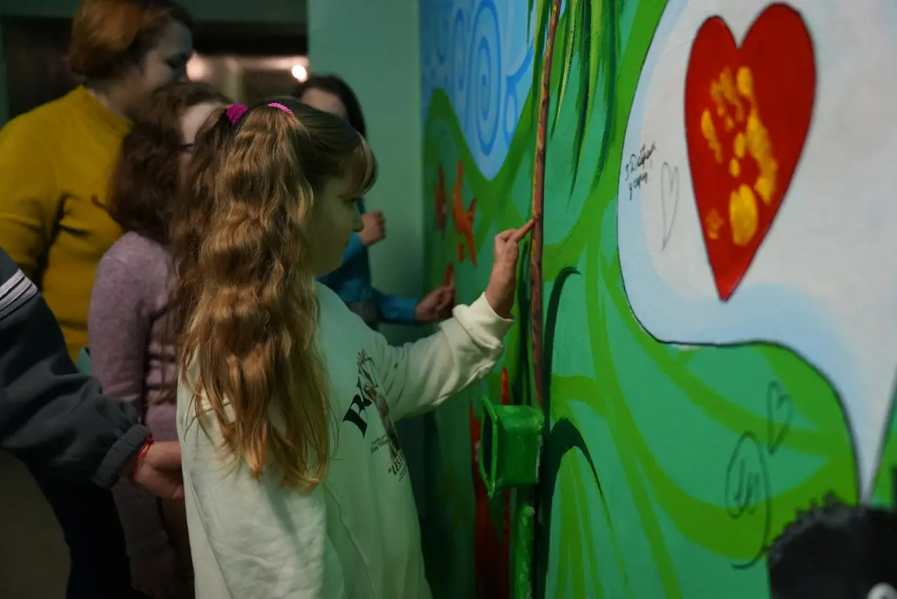 діти малюють на стінах бомбосховища у Сумах