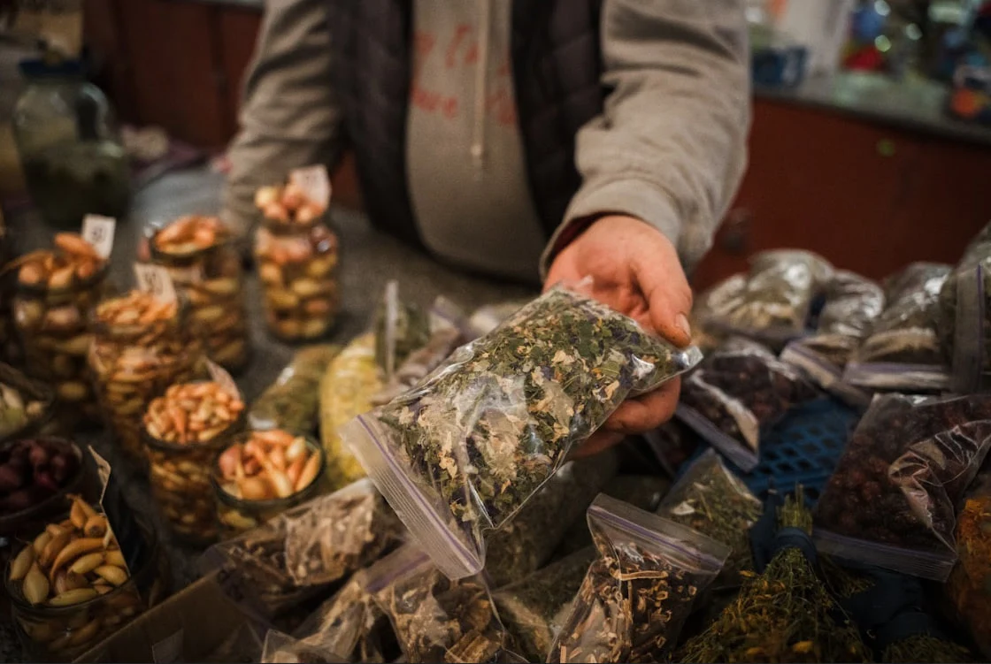 Володимир власноруч засушив трави й тепер продає їх на сумському базарі.