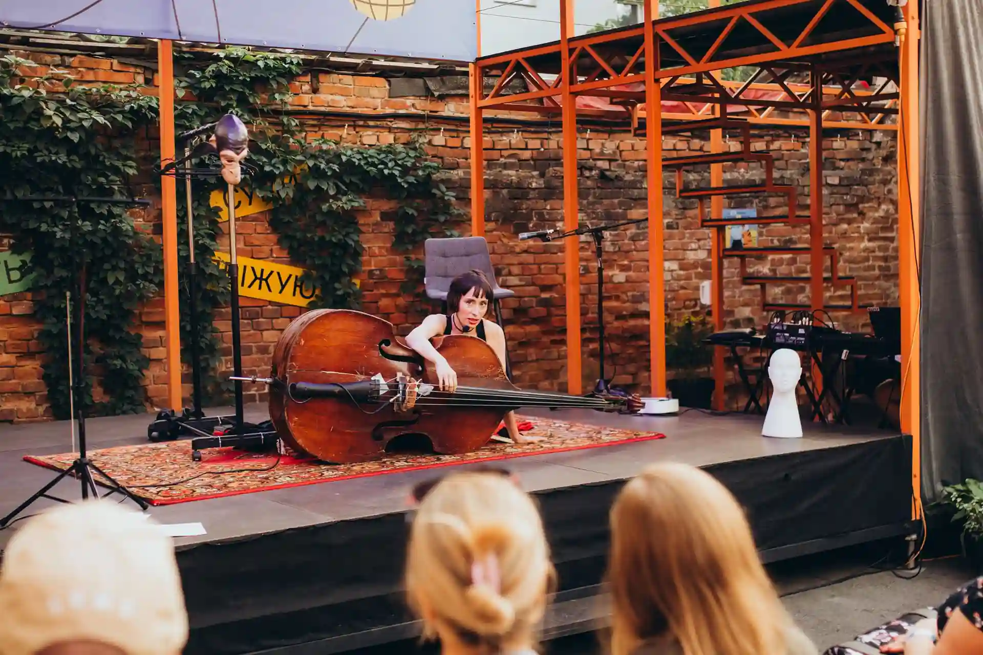 vystava vid kyyivsʹkoho teatru v sumakh Вистава київського театру у Дворику на Кузнечній