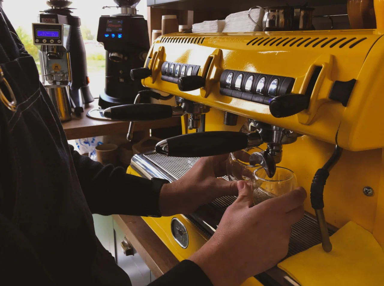 yak hotuvaty kavu Сумський бариста показує, як готує каву