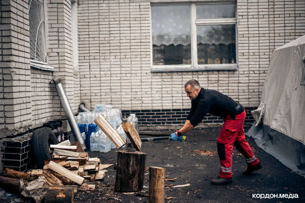 yak vyzhyty bez svitla 1 Чоловік рубає дрова в Шостці, щоб розпалити багаття і приготувати їжу