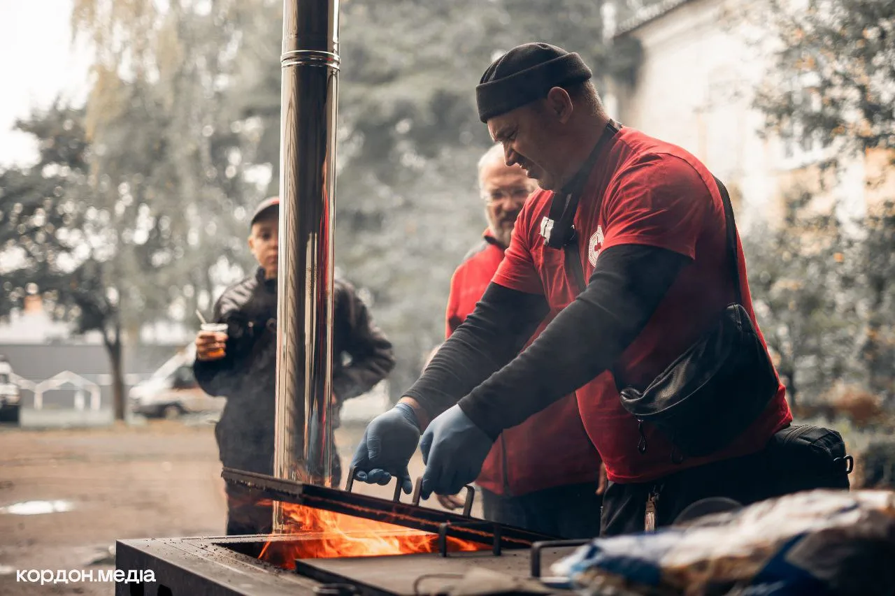 yak vyzhyty bez svitla На вулиці в Шостці волонтери готують їжу на багатті